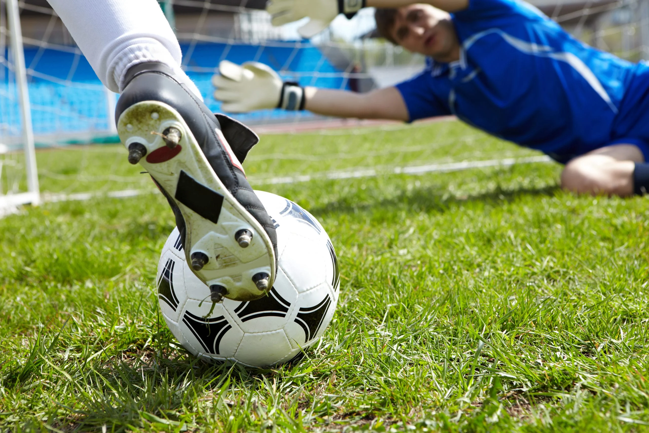 Jogador de futebol jogando a bola